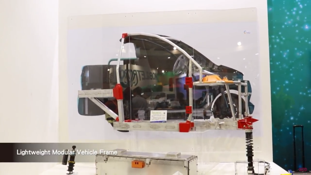 演示显示TARC的2017电动汽车内部的模块化铝框架。截图通过車輛中心ARTC在YouTube上