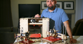 Brook Drumm和一些早期的3D打印机。雷电竞app下载通过Printrbot的照片。
