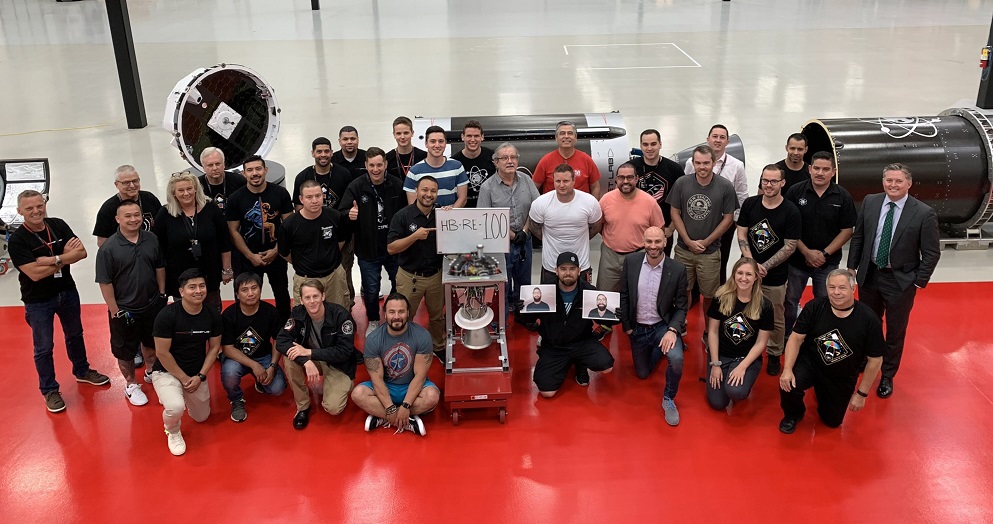 Rocket Lab团队庆祝卢瑟福引擎的100日印刷品。通过火箭实验室的图像。