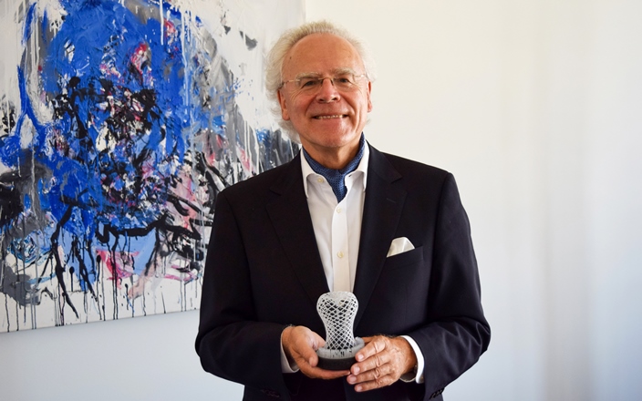 汉斯·兰格博士, founder of EOS, and the 2019 3D Printing Industry trophy for Outstanding Contribution to 3D Printing. Photo via EOS