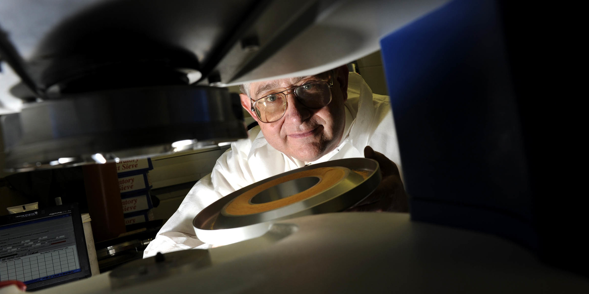 沃尔夫森散装固体处理技术中心主任迈克尔·布拉德利（Michael Bradley）教授。通过格林威治大学沃尔夫森中心的照片。