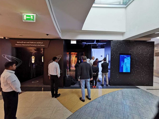 Texel在迪拜的虚拟试衣间安装。照片通过Texel拍摄。