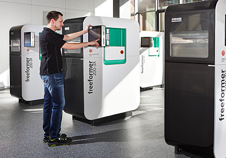 一排Arburg Freeformer 200-3x 3D打印机。雷电竞app下载
