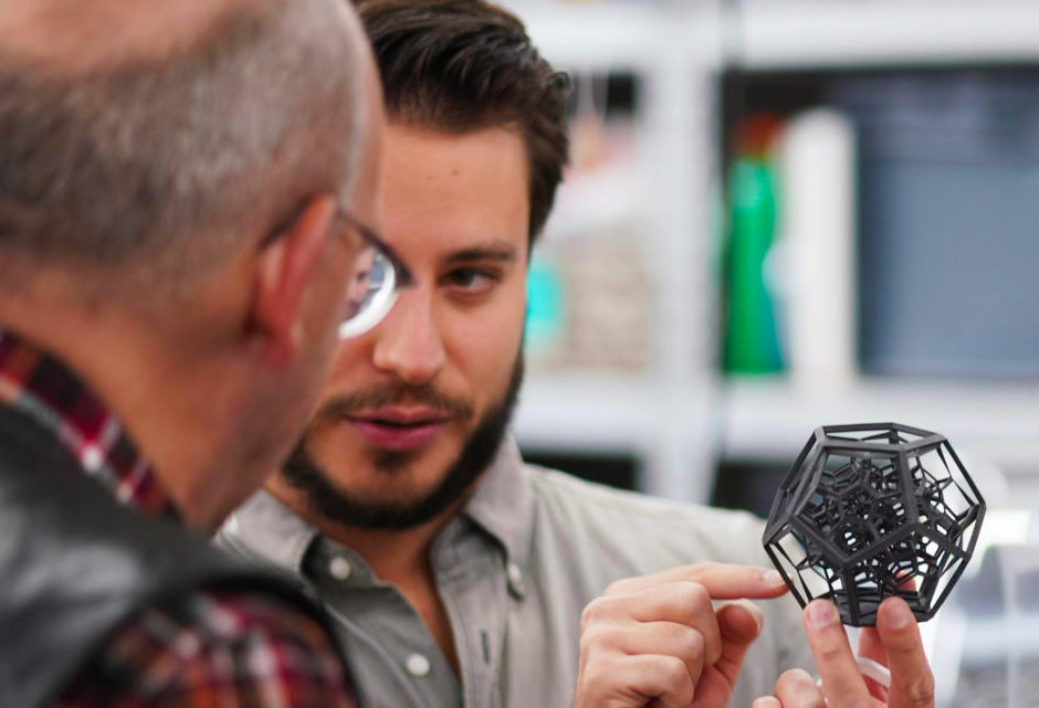 烧结工程师向客户解释3D打印零件的格式