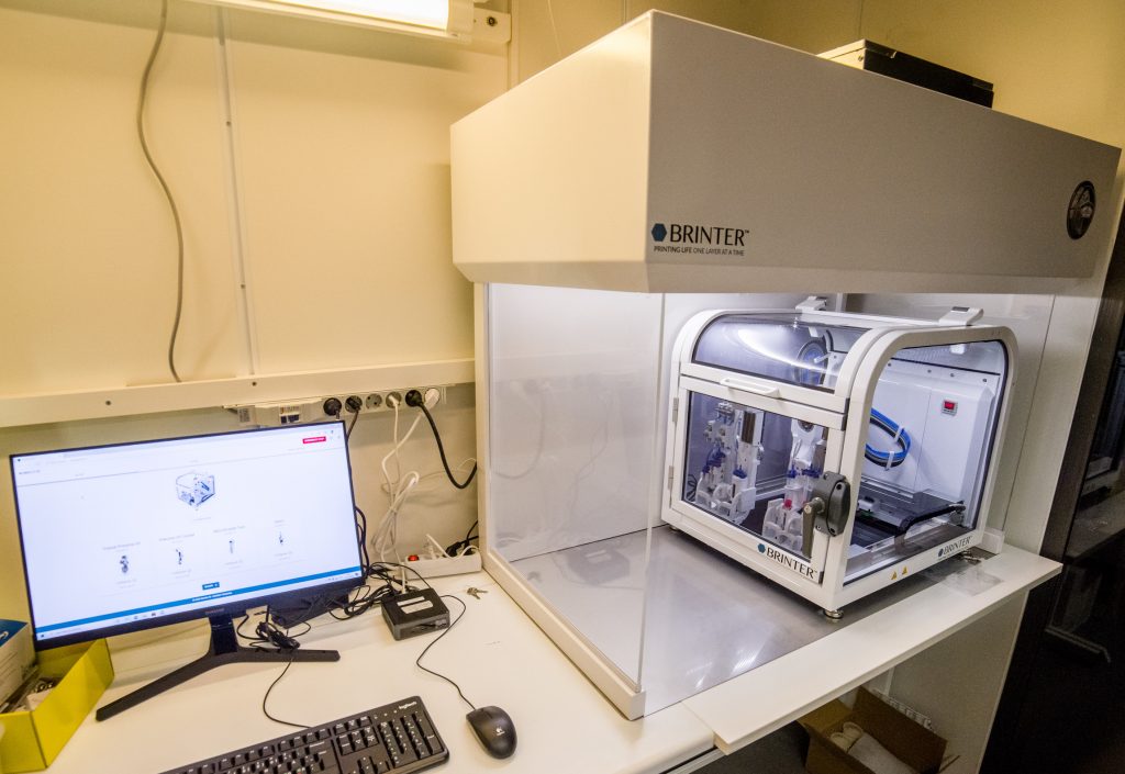 Brinter的3D生物打印机安装在奥卢大学。通过Brinter照片。