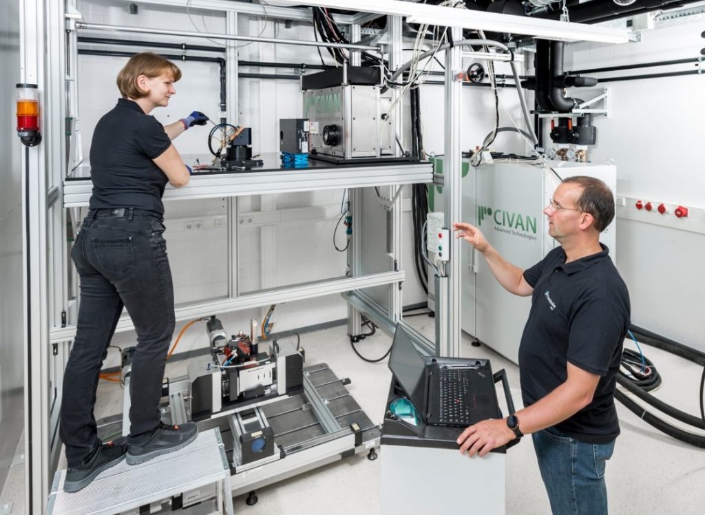 两名工程师在Fraunhofer IWS安装CIVAN 3D打印机。