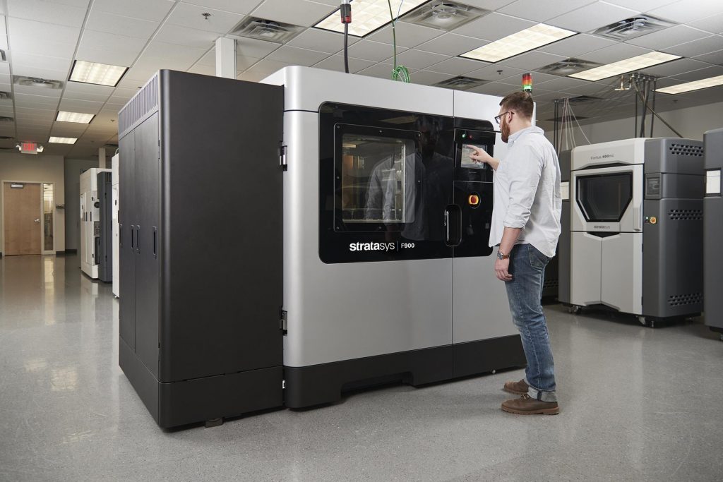 一位工程师正在使用Stratasys公司的F900 3D打印机。