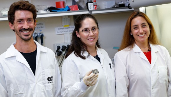左边的研究团队：Eilam Yeini，Lena Neufeld和Satchi-Fainaro教授。照片Viatel Aviv大学。