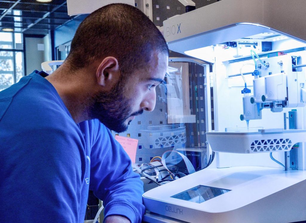 一位科学家正在使用CELLINK 3D生物打印机。