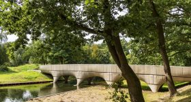 “世界上最长的3 d打印concrete bridge in Nijmegen. Photo via Municipality of Nijmegen/Michiel van der Kley.
