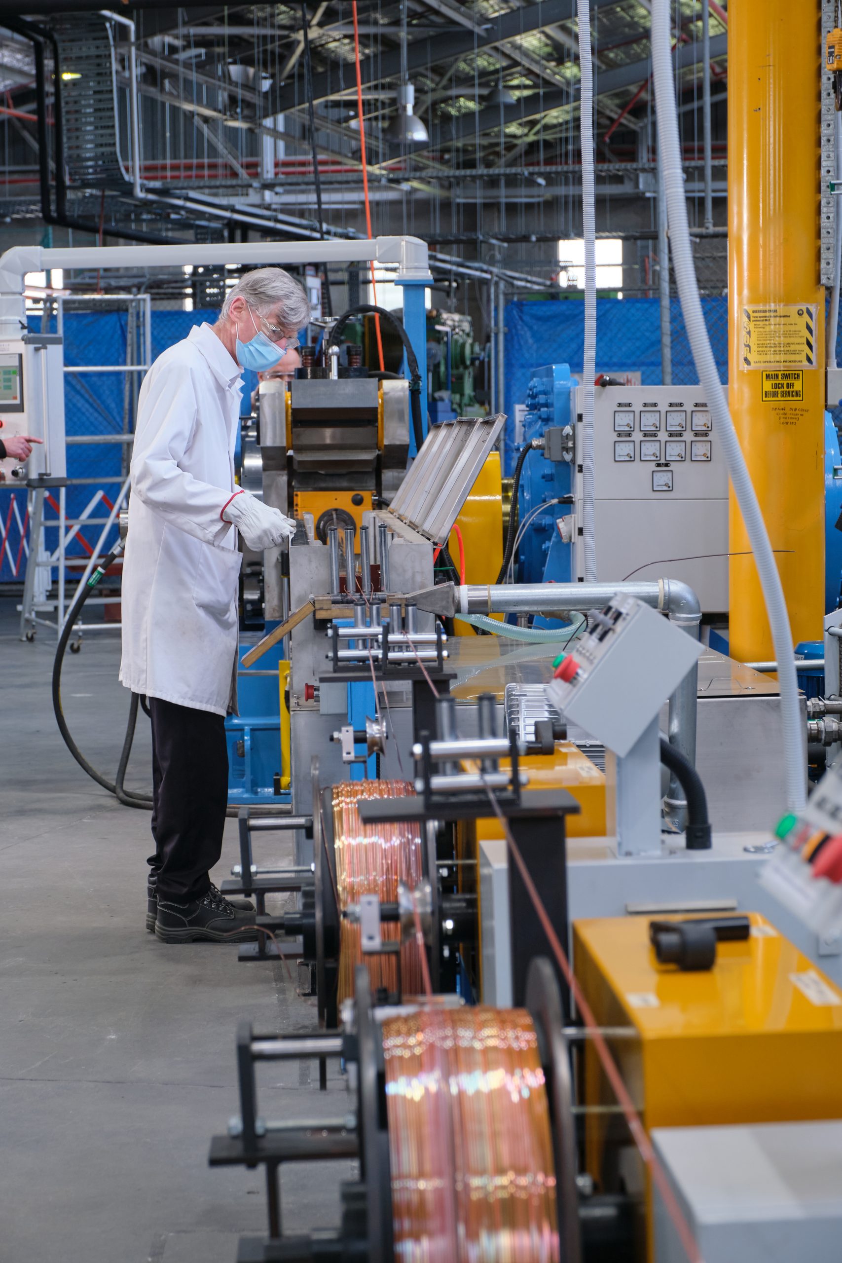 CSIRO研究人员正在使用其专利工艺将钛金属丝生产扩展到商业前的销量，并在此处在铜上进行了测试。通过CSIRO照片。