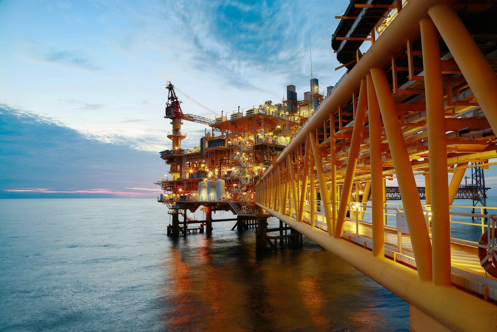 生产石油和天然气的离岸施工平台。