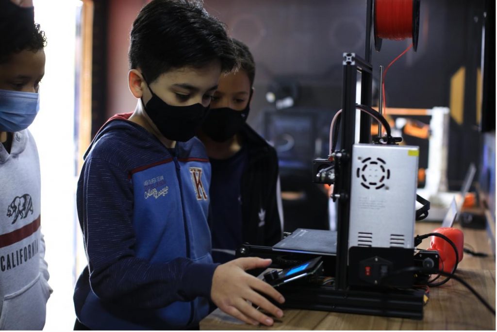 A Brazilian student using a Creality 3D printer.