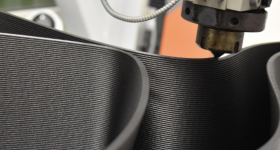 巨像公司的XS系列3D打印机正在运行。