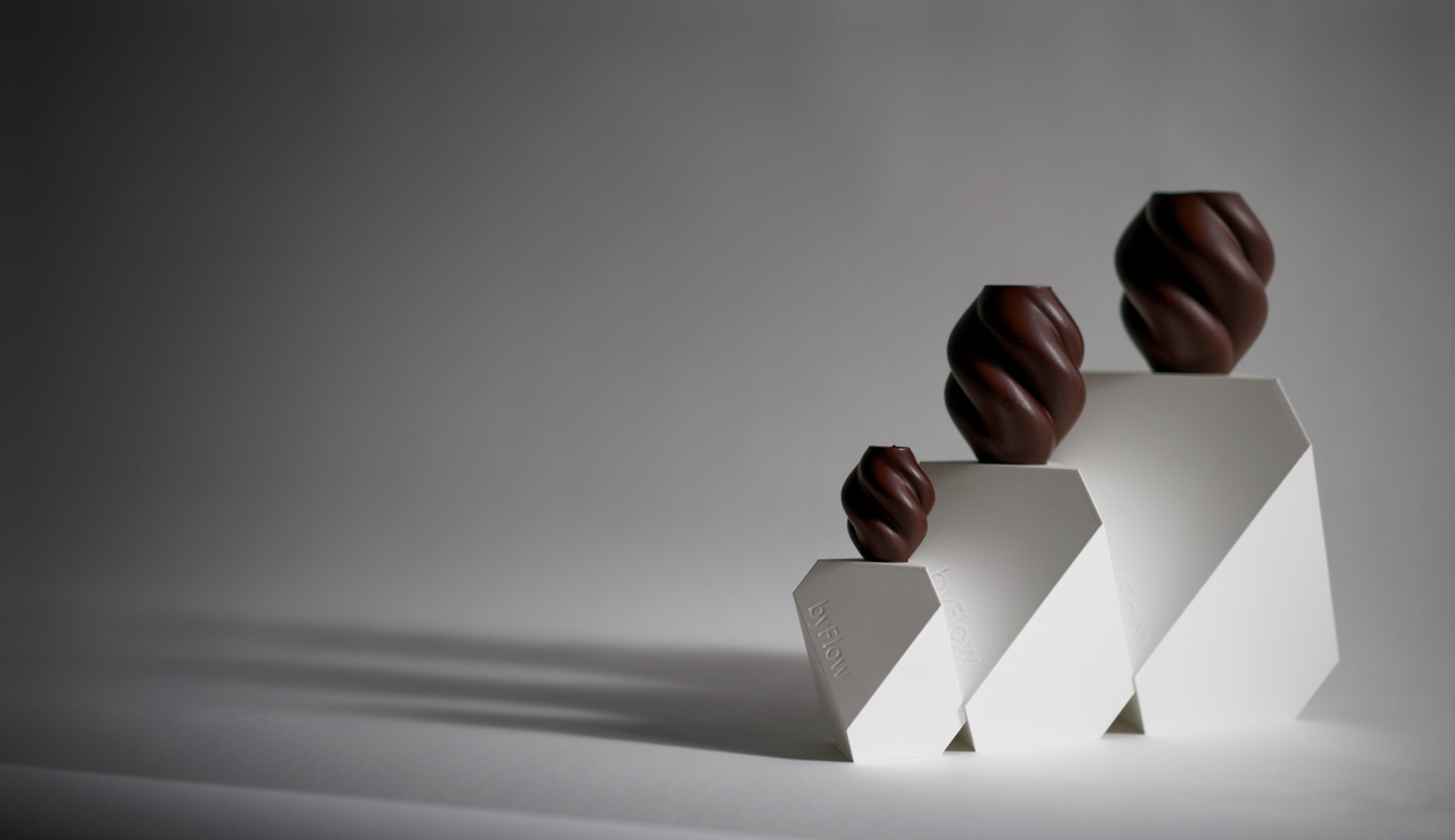 3D打印巧克力螺旋花瓶。照片通过yofflow。