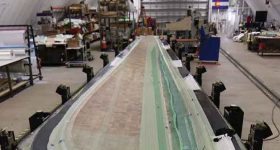 NREL的研究人员是一个13米长的热塑性叶片原型。