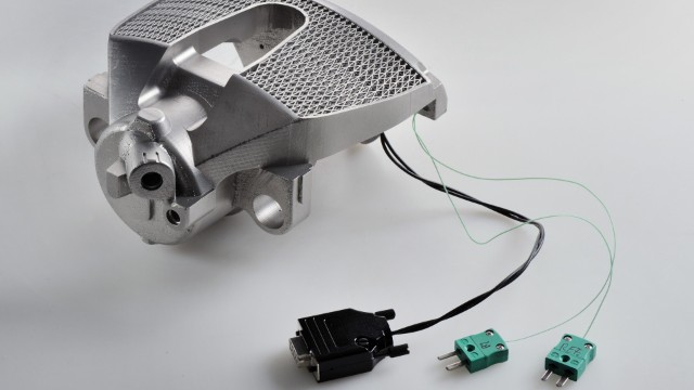 AM制动卡钳与集成传感器测量制动力和温度。照片由Fraunhofer ILT提供。