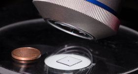 研究人员使用显微镜获取600微米3D印刷镜头系统的图像。通过斯图加特大学的照片。