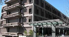 加州大学伯克利分校的Etcheverry Hall设施，该设施设有其机械工程部门。通过加州大学伯克利分校的照片。