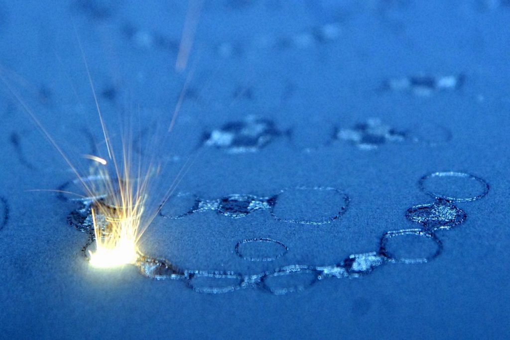 EOS金属3D打印机上的粉末床融合。通过EOS照片
