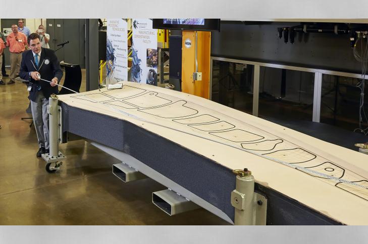 波音装饰工具由橡树岭国家实验室的措施在17.5英尺长，5.5英尺宽，1.5英尺高。