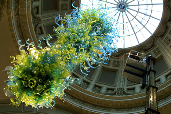 位于伦敦V&A博物馆的Dale Chihuly玻璃圆形吊灯。照片来源：vam.ac.uk