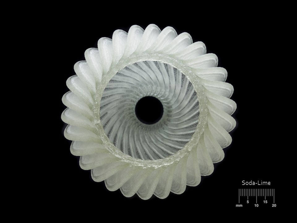 Micron3DP 3D打印苏打石灰玻璃饰品。照片来源：Eran Gal或