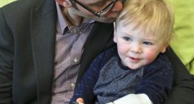 本·瑞安（Ben Ryan）和他的2岁儿子索尔（Sol）带有3D印刷假肢。通过Indiegogo的Ben Ryan的照片