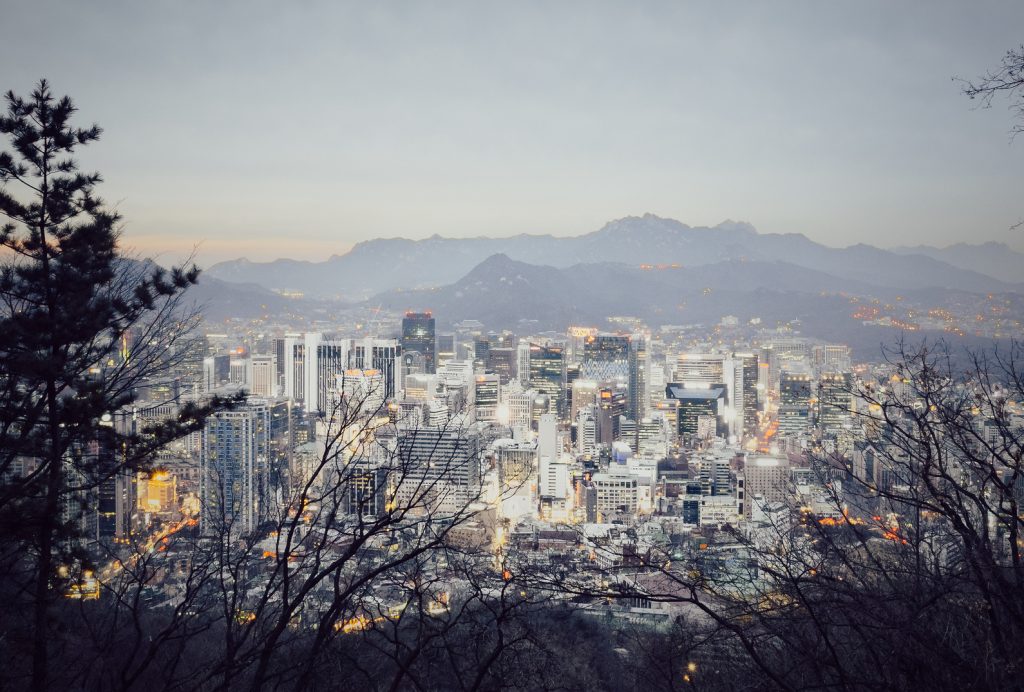 韩国首都首尔的中心区，从南山望去。zuk0在Flickr上的照片
