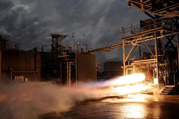 在美国宇航局马歇尔航天飞行中心对Aerojet Rocketdyne的3D打印Bantam火箭发动机进行点火试验。照片通过Aerojet Rocketdyne拍摄。