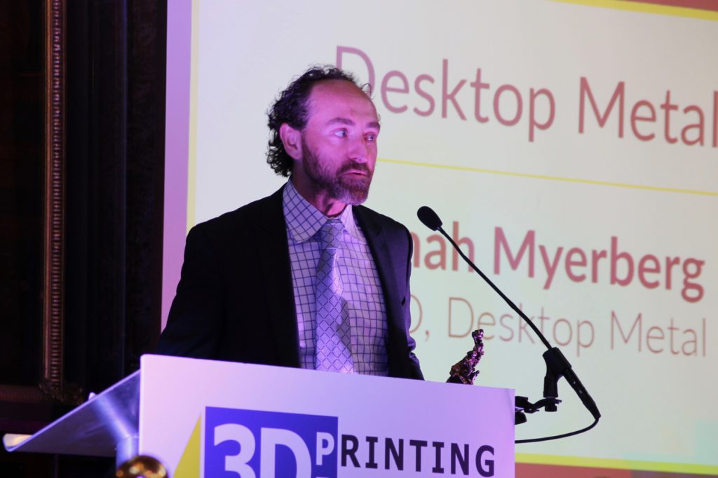 Desktop Metal首席技术官兼联合创始人乔纳·迈尔伯格（Jonah Myerberg）接受年度3D打印行业初创企业奖。