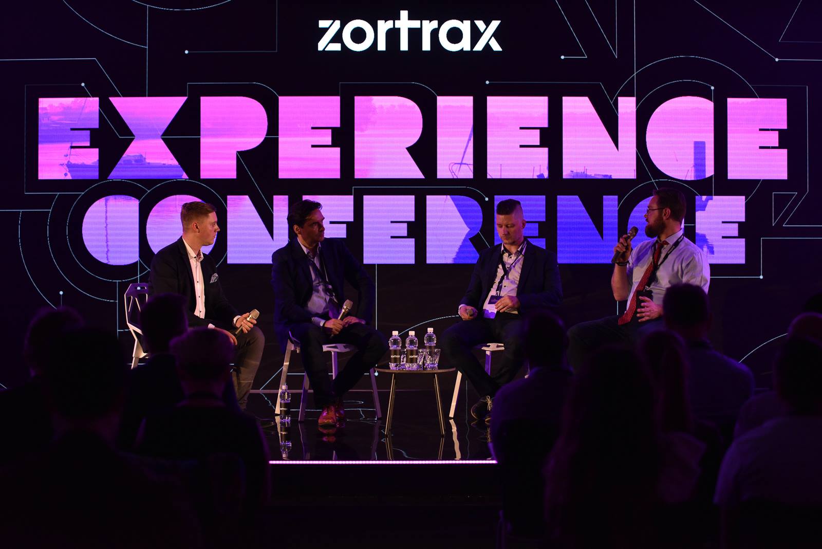 3D印刷行业主编（最右边）迈克尔·皮奇（Michael Petch）在Zortrax体验会议上讲话。通过Zortrax的照片。