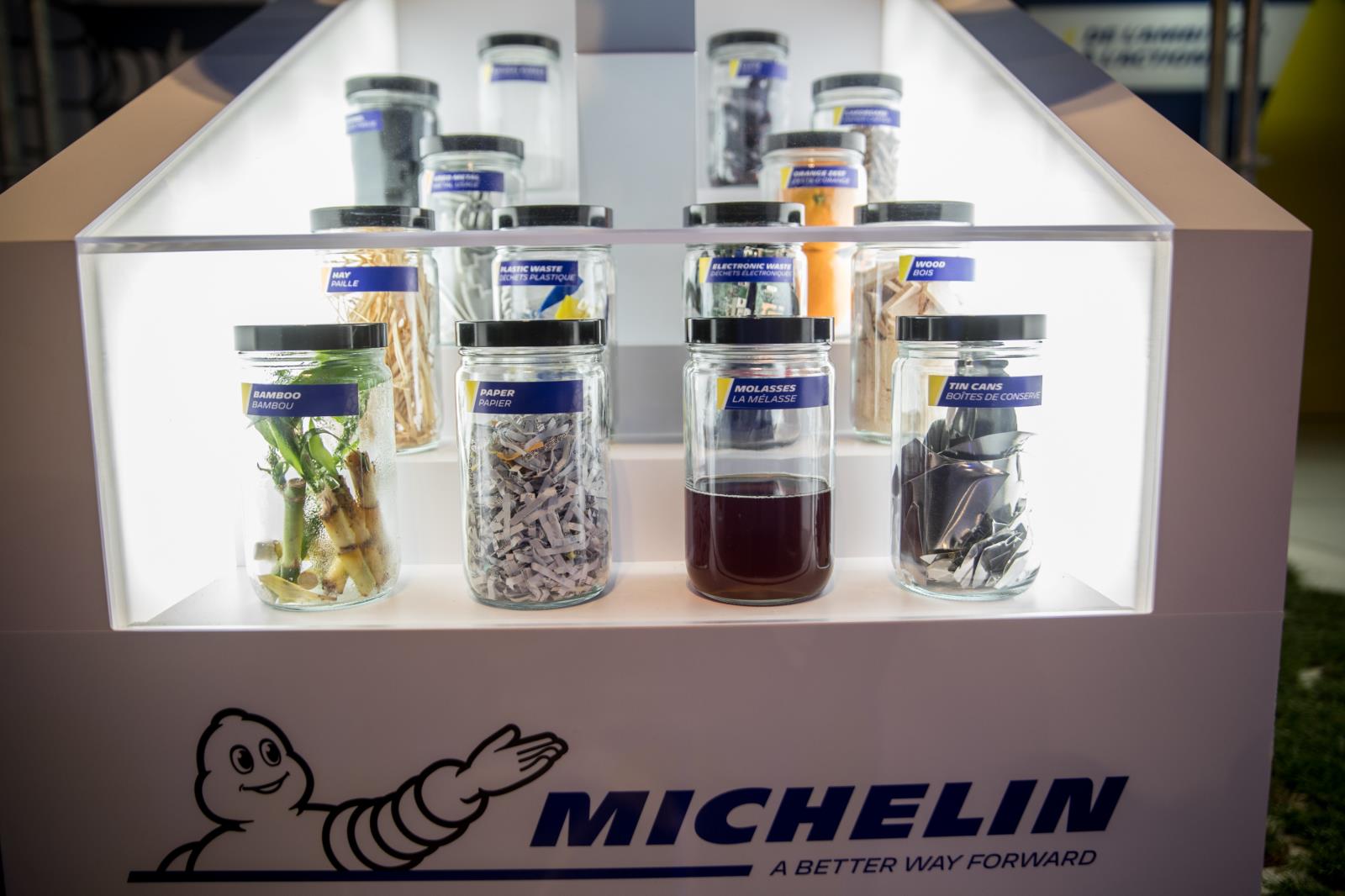 米其林展示了一些用于开发轮胎的“生物来源”材料。照片通过Jimmy Hamelin / Michelin。