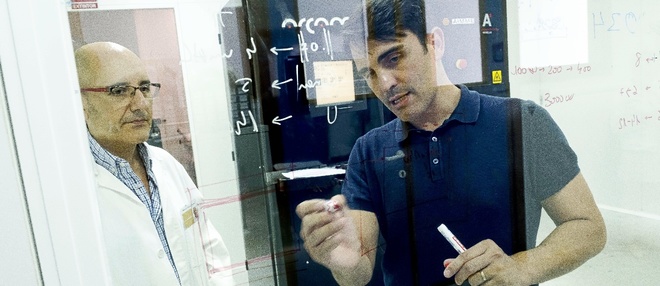 Aidimme的JosémónBlasco在实验室与Arcam EBM 3D打印机一起工作。通过Vicent Bosch的照片。