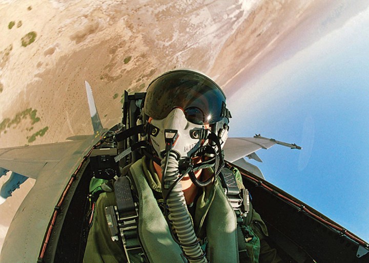 一名飞行员从他的F/A- 18f超级大黄蜂飞机的伞盖往外看。美国海军中校Ian C. Anderson摄