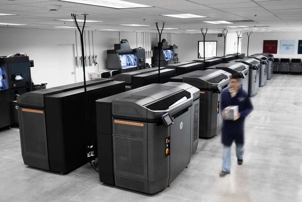 惠普多射流融合3D打印机在卡尔斯巴德，C雷电竞app下载A的3D制造中心