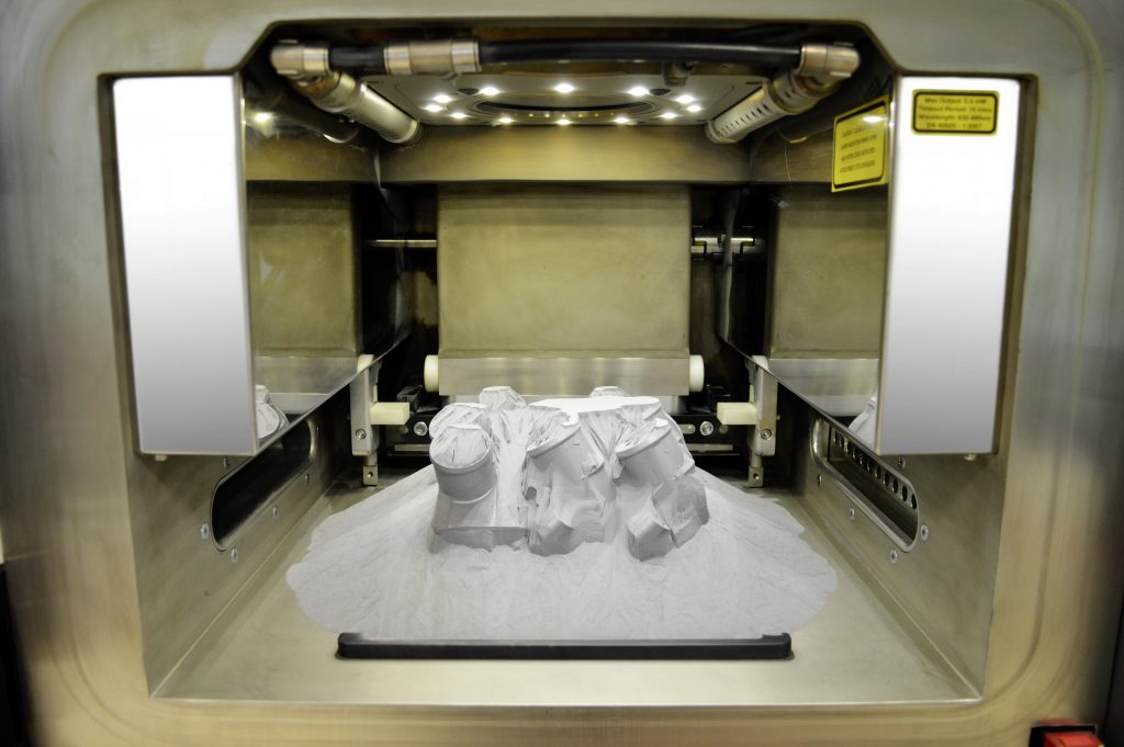 3D打印金属温控器盖前清洁在SLM建造室。照片来自梅赛德斯-奔驰卡车