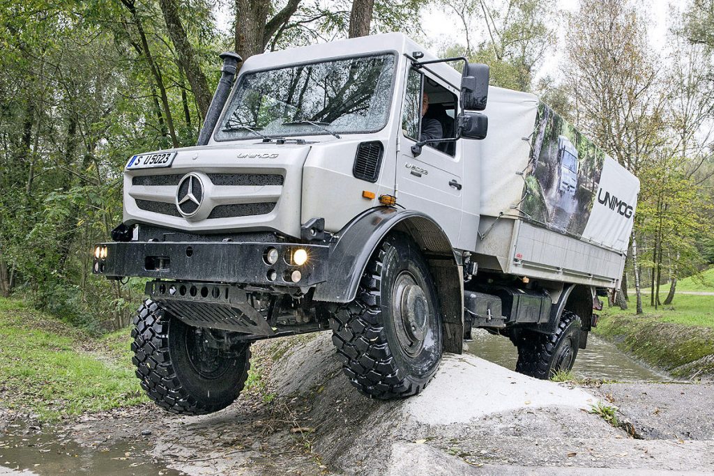 梅赛德斯-奔驰(Mercedes-Benz)的3D打印金属部件现在被分类安装在停产的卡车模型上，包括一些四轮驱动的Unimog汽车(见上图)。通过autobild.de照片