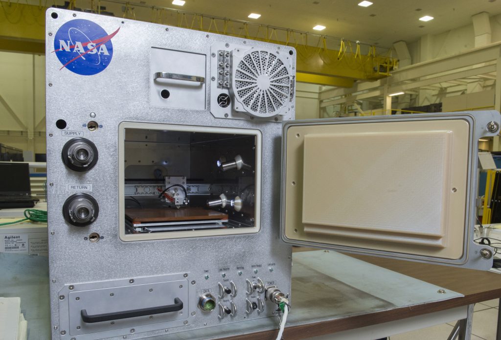 NASA和TETHERS UNLIMITED INC. REDABRICATOR RECYCLER和3D打印机，应在2018年ISS上发布。照片通过：NASA/MSFC/Emmett提供