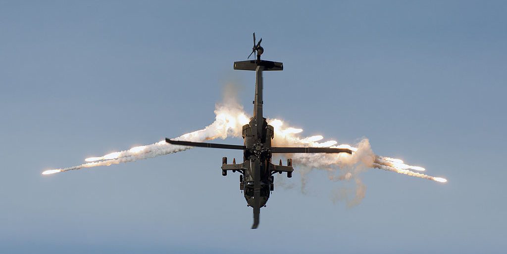 一架黑鹰直升机在空中部署炮弹。通过国家利益的照片