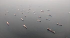 货船在新加坡海岸外的海上。摄影:Michael Petch