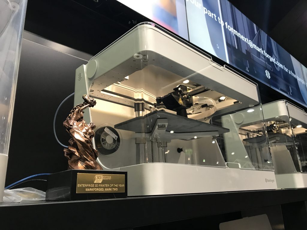 3D打印行业奖奖杯在Markforges formnext展位上漂亮地摆放着。Beau Jackson为3D打印行业拍摄的照片