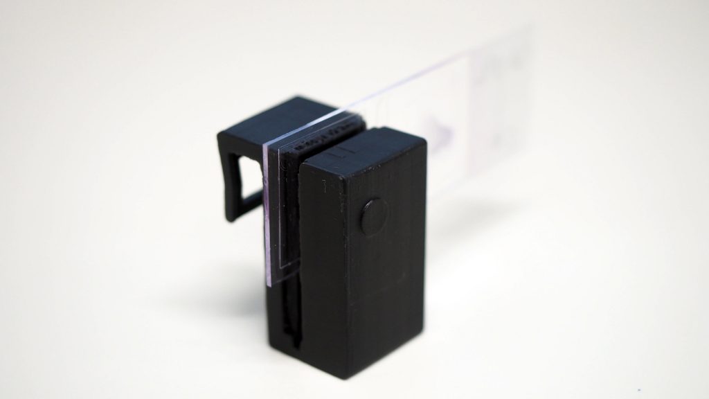 3D打印显微镜夹附载玻片。通过RMIT / CNBP照片