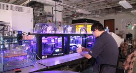UTEP KECK中心的台式3D打印机农场。通过UTEP/Keck的照片