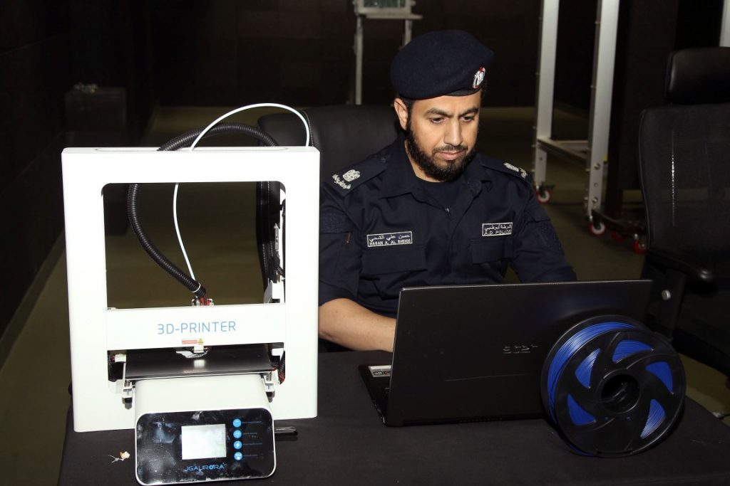 刑事证据管理局的一名官员使用3D打印机。照片通过政治活动家