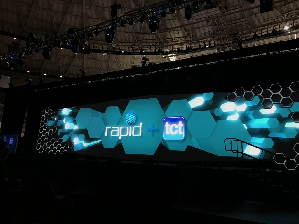 Rapid + TCT 2018六角形面部（左右）3D由Titan Robotics与Go West Creative合作印刷。照片由Beau Jackson。