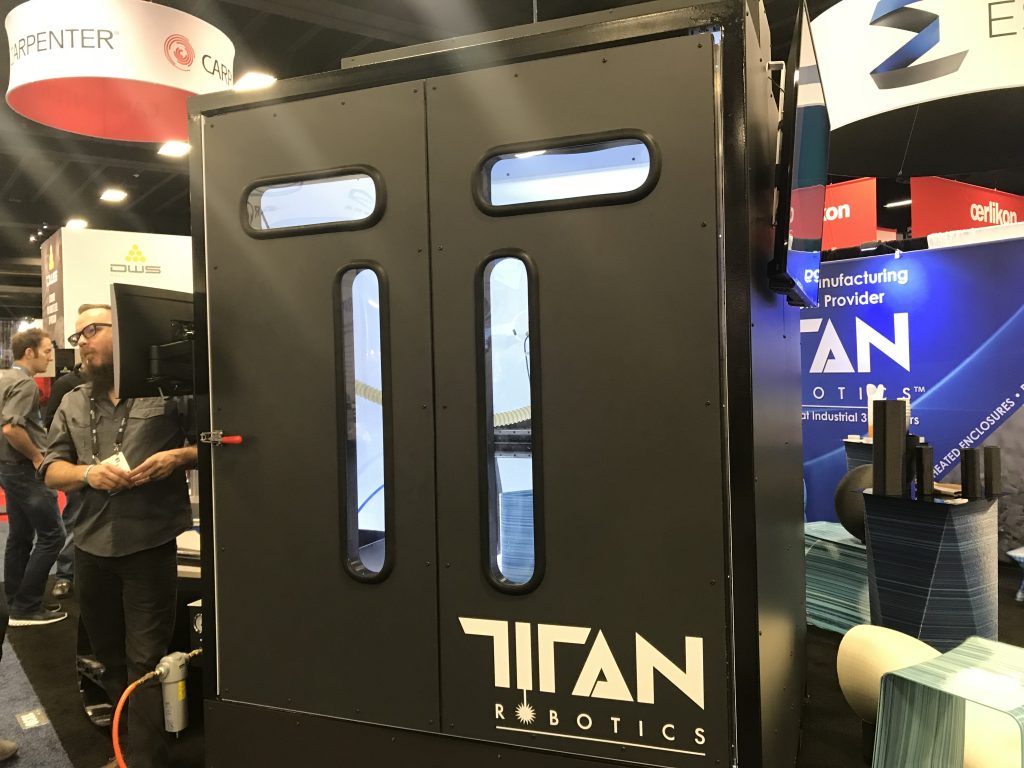 在RAPID + TCT 2018上，Titan机器人的颗粒挤压封闭图谱。摄影:博·杰克逊