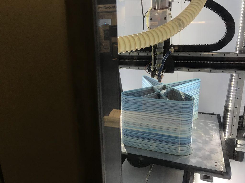 在泰坦机器人内部打印封闭式地图集与颗粒挤出快速+ TCT 2018.照片作者Beau Jackson
