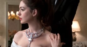 安娜·海瑟薇(达芙妮·克鲁格饰)在《Ocean’s 8》中戴着卡地亚的钻石项链。照片由Barry Wetcher拍摄©2018华纳兄弟娱乐公司