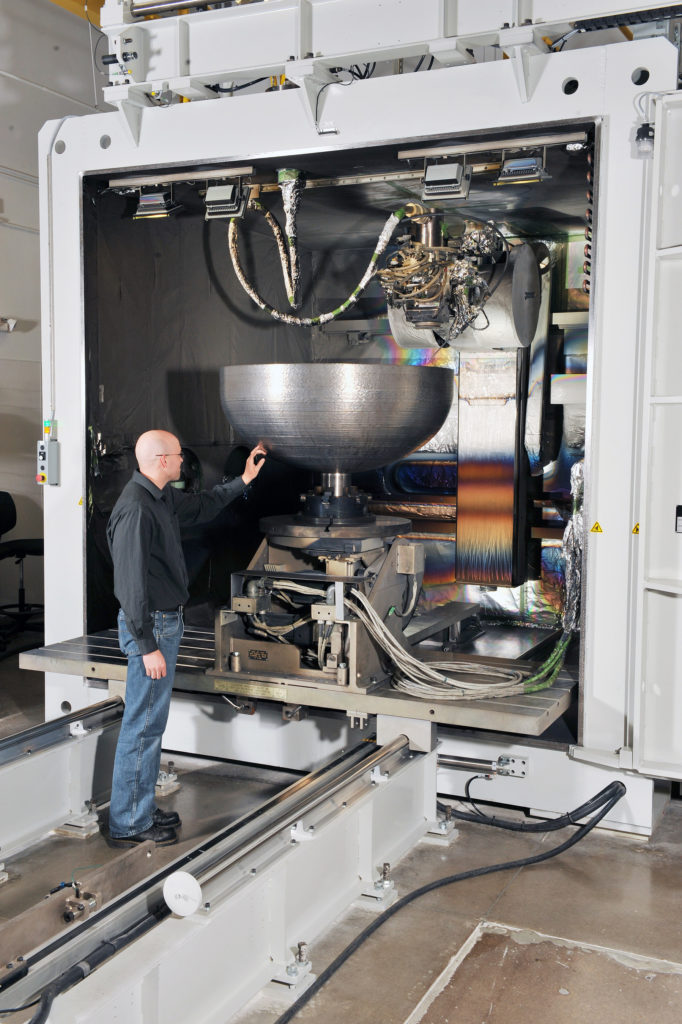 洛克希德·马丁（Lockheed Martin）的一名工程师检查了丹佛（Denver）公司太空设施的3D打印圆顶原型之一。最后的圆顶足够大，可以适合74.4加仑的液体。通过洛克希德·马丁（Lockheed Martin）的照片。